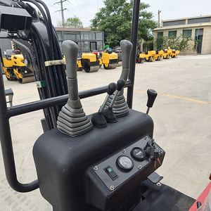 Miniexcavadora Compacta Koop de 1 Tonelada con Motor, Bomba Hidráulica, Caja de Cambios y Motorreductor, Radio de Giro Corto para Jardín y Granja - Product Image 5