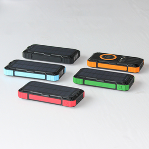 Cargador Solar de 20000mAh con 4 Cables Integrados, Carga Rápida PD de 22.5W, Banco de Energía Solar Inalámbrico de 15W con Linterna - Product Image 5