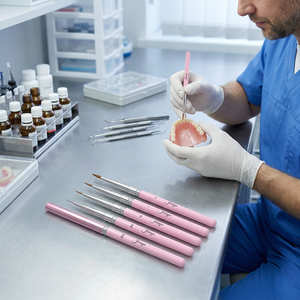 Pinceau à ongles Kolinsky à prix d'usine, outil de superposition céramique dentaire, manche en plastique rose pour la réparation de la porcelaine et l'utilisation en laboratoire - Product Image 1