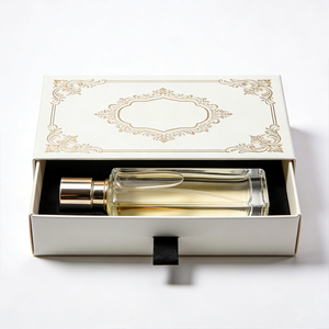 Caja de Embalaje Deslizante para Perfumes de Lujo con Recubrimiento UV Personalizado, Color Beige Blanco, con Logotipo en Bronce - Product Image 1