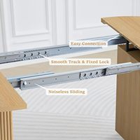 Grande table à manger en bois avec des coins arrondis et un plateau extensible