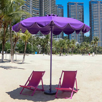 Parasol rond léger rayé de luxe avec mât central incurvé pour l'extérieur, les parcs et les restaurants