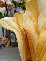 Installation géante de fleurs en papier plissé couleur champagne pour toile de fond de mariage