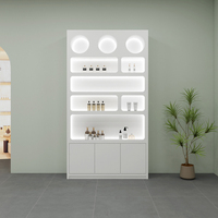 Vitrines de présentation de produits de soin en bois au design minimaliste pour salons de beauté - Mobilier commercial moderne, écologique et durable