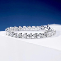 Bracelet jonc luxueux en argent 925 plaqué or 18 carats avec diamant simulé en forme de cœur de 0,5 carat pour femme, design manchette entièrement sertie de diamants