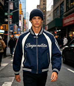 Chaqueta Bomber Varsity a Rayas con Estampado de Letras Cursivas Personalizado con Impresión DTG Kornit para Hombre, Chaqueta Casual de Estilo Urbano - Product Image 3