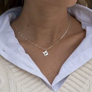 Collier personnalisé avec initiale hébraïque, pendentif minimaliste avec lettre juive, bijoux <span class=keywords><strong>religieux</strong></span> en gros - Product Image 3