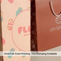 Sac de shopping en papier de luxe avec poignée en ruban satiné, logo monogramme en feuille d'or noir mat imprimé sur mesure, emballage cadeau pour boutique