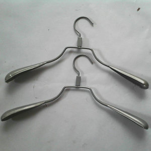 Revêtement et traitement personnalisés des manchons en PVC ; traitement et revêtement antidérapants pour surface de cintres à vêtements avec crochet argenté. - Product Image 1