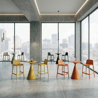 Ensemble de mobilier de bar extérieur moderne pour café et bistro, comprenant des tabourets de bar empilables en plastique et une table, résistant aux intempéries pour terrasse extérieure