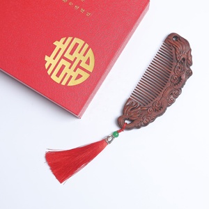 ชุดของขวัญหวีแต่งงานลายมังกรฟีนิกซ์แบบจีนสุดหรู หวีไม้จันทน์แดงแบบดั้งเดิม ของชำร่วยงานแต่งงาน - Product Image 3