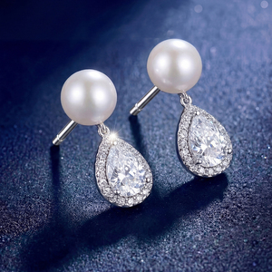 Boucles d'oreilles pendantes en cuivre plaqué argent avec perle blanche en forme de goutte et halo de zircons cubiques pour femme, bijoux en zircon pavé et perles, cadeau de mariée - Product Image 5