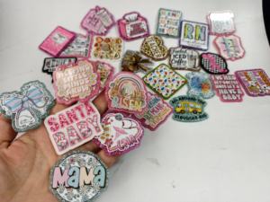 เข็มกลัดพยาบาลแบบยืดหดได้ ลายหมีวิบวับ ปรับแต่งได้ พร้อมแผ่นอะคริลิกแบนสำหรับทำเข็มกลัด DIY - Product Image 1