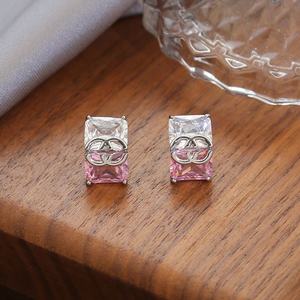 Boucles d'oreilles clous en zircon plaqué or cuivre de luxe pour femmes, forme géométrique tendance, design haut de gamme - Product Image 3