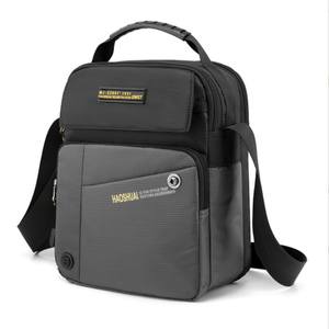 Petit sac à bandoulière carré décontracté pour hommes avec motif à carreaux en cuir - Product Image 1