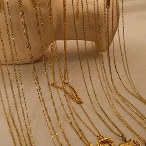 Collar Personalizado de Acero Inoxidable 316L Chapado en Oro de 14k y 18k Resistente al Agua con Colgante de Concha y Corazón para Mujer - Product Image 3