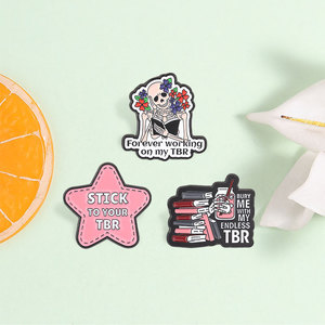 Ensemble d'épingles en émail Book Lover TBR, broche squelette et étoile avec citation pour la décoration de sac à dos - Product Image 1