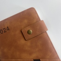 A5 gros impression personnalisée en cuir PU 2024 planificateur quotidien carnet de notes avec index poche rectangle fermeture magnétique jaune