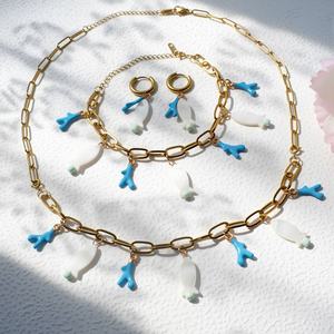 Conjunto de Joyería de Moda de Verano: Pulsera, Collar y Pendientes DIY de Acero Inoxidable con Múltiples Colgantes en Colores Dopamina - Product Image 1