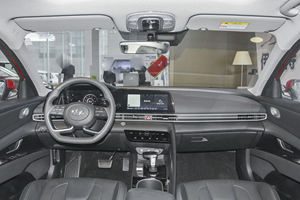 <span class=keywords><strong>Auto</strong></span> Usate Hyundai Elantra 2021 1.5L CVTLUX Edizione Lusso Berlina Euro VI Guida a Sinistra Benzina 100-150 CV 100-200 Nm - Product Image 4