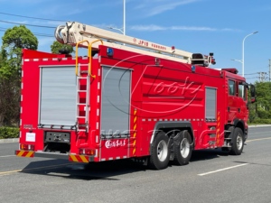 Prix direct usine Camion de pompiers industriel 6x4 12 m³ Camion de pompiers haute altitude SINOTRUK HOWO Véhicule de lutte contre l'incendie avec tour d'eau aérienne de 20 m - Product Image 2