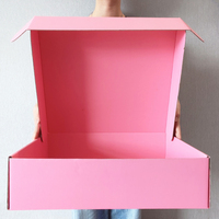 Umweltfreundliche Luxus-Versandbox aus recyceltem Wellpappe in Rosa für den Versand von Geschirr