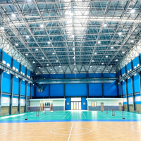 Grand gymnase multifonctionnel en structure acier préfabriquée, résistant au vent et offrant un grand espace