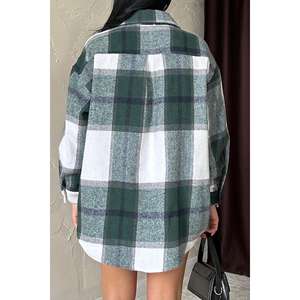 Camisa de Mujer Estilo Lumberjack con Bolsillo Color Esmeralda, Colección de Blusas y Camisas al por Mayor - Product Image 1