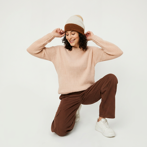 Suéter de punto de cuello redondo de color liso para mujer, manga larga, informal, con gorro, 100% acrílico, cálido, excedente, venta al por mayor OEM - Product Image 1