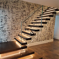Escalier flottant avec marches en bois, escaliers droits