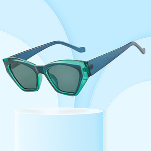 Gafas de Sol de Moda 2022 con Diseño de Ojo de Gato para Mujer, Ligeras, con Marco de PC de Aro Completo, Lentes Acrílicas con Gradiente de Color y Protección UV400 - Product Image 2