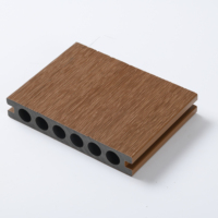 Revêtement de terrasse extérieur en WPC - Écologique, grain de bois 3D, composite imperméable, installation moderne par clipsage pour aménagement de jardin