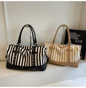 Sac fourre-tout de voyage en toile à rayures pour femmes Sac de voyage à bandoulière de grande capacité Sac de sport de nuit avec poignée en cuir - Product Image 2