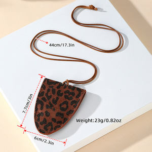 Étui à lunettes avec chaîne de cou imprimée léopard, pour lunettes et support de masque, forme irrégulière, 52x5.8cm, blanc laiteux, marron foncé, noir - Product Image 2