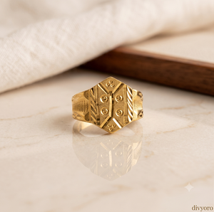 DIVYORO Bague hexagonale gravée en or pour homme avec motif chevron et points, bijoux de mode plaqués or de qualité supérieure pour un style décontracté - Product Image 2