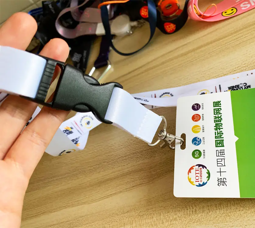 Promosyon baskılı ayrılıkçı Polyester anahtarlık kordon ücretsiz örnek naylon saten boyun kordon kimlik kartı rozeti tutucu ile