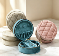Boîte à bijoux ronde portable haut de gamme faite à la main en tissu velours avec matelassage diamanté, fermeture magnétique et compartiments intérieurs.
