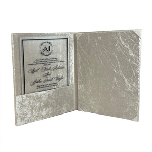Folio de invitación de terciopelo de lujo. Terciopelo suave de primera calidad. Soporte para esquinas de cinta y bolsillo lateral. Hecho en Tailandia. - Product Image 1