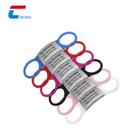 Conception personnalisée d'étiquette d'identification d'animal en silicone durable suivi anti-perte chat chien code QR étiquette en silicone pour animal de compagnie avec plaque métallique
