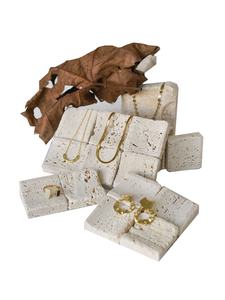 Présentoir de bijoux en marbre jaune - Product Image 6