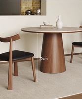 Table à manger ronde moderne avec base en noyer massif et plateau en pierre frittée de travertin, écologique et durable pour appartement