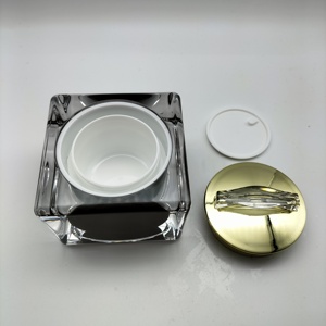 Échantillon gratuit Bouteille cosmétique vide en acrylique noir carré classique Face <span class=keywords><strong>Crea</strong></span> - Product Image 3