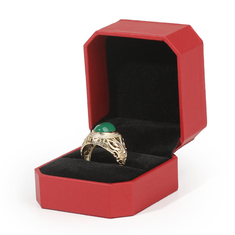 Boîte de bague rouge