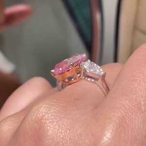 Anillo de Diamante Rosa Intenso de Corte Pera de 14K, Cultivado en Laboratorio, 8 Quilates, VS1, Diamantes Laterales, 6.5 Gramos de Peso Bruto, Piedra Principal Brillante, IGI - Product Image 6