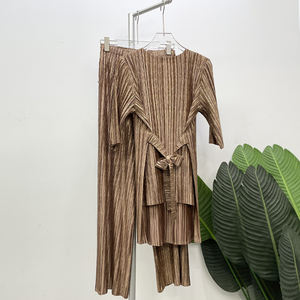 Miyake – T-shirt plissé deux pièces à manches mi-longues pour femme, haut, pantalon ample, nœud papillon, ensemble décontracté de créateur Original - Product Image 1