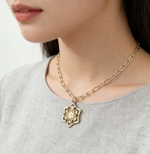 Collar de Acero Inoxidable Inspire Jewelry con Estrella de la Fortuna y Diamantes, Collar Tipo Paperclip que Simboliza la Unidad y la Protección Divina - Product Image 2