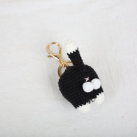 Porte-clés en crochet fait main, motif fesses de chat noir et blanc, pendentif animal tricoté doux et amusant, breloque fesses de chaton pour sacs à dos, voitures et décoration de clés