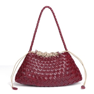 Nouveauté estivale : Sacs tendance et mignons pour l'été – Sac fourre-tout personnalisé OEM en PU tressé avec bandoulière faite main en polyester, sac à bandoulière type panier - Product Image 5