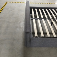 Lit plateforme moderne en tissu gris foncé, capitonné, avec tête de lit haute, tailles Queen et King, vente en gros