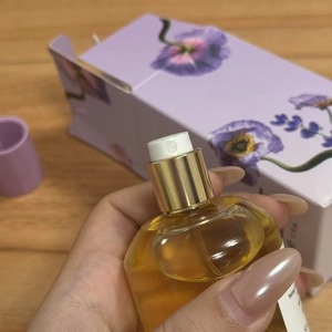 น้ำมันฉีดผมกลิ่นผลไม้สดชื่น 50 มล. สำหรับผู้หญิง ยี่ห้อ Gisou สูตรบำรุงล้ำลึก ช่วยรักษาความชุ่มชื้น ผลิตอย่างพิถีพิถัน สำหรับผู้ค้าส่ง - Product Image 1